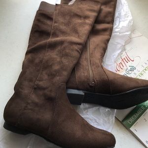 NWOT BRAND NEW Brown Faux Suede Boots sz 6